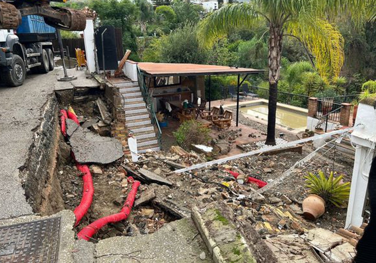 Cientos de escombro en una vivienda por la caída del muro.