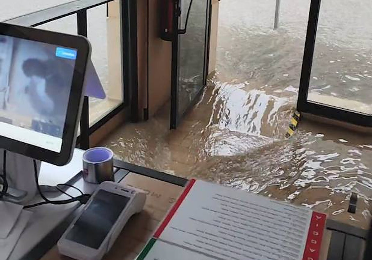 Imagen de la pizzería, en el momento de la inundación del miércoles.