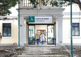 Imagen del centro de salud de Puerta Blanca, en la capital, esta mañana.