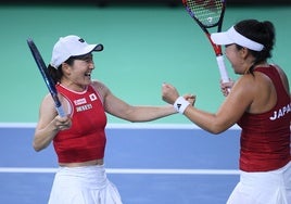 Eri Hozumi y Shuko Aoyama celebran el pase de Japón a cuartos de final.