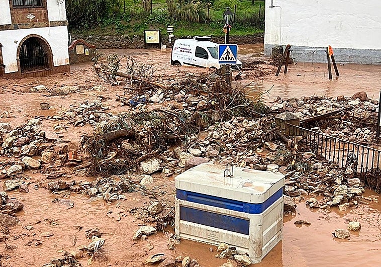 El agua arrastró barro, maleza y piedras.