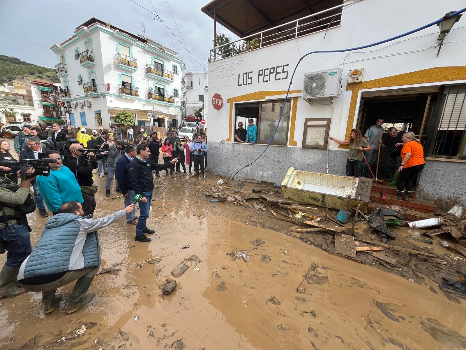 El presidente de la Junta, Juanma Moreno, durante su visita a Benamargosa este jueves.