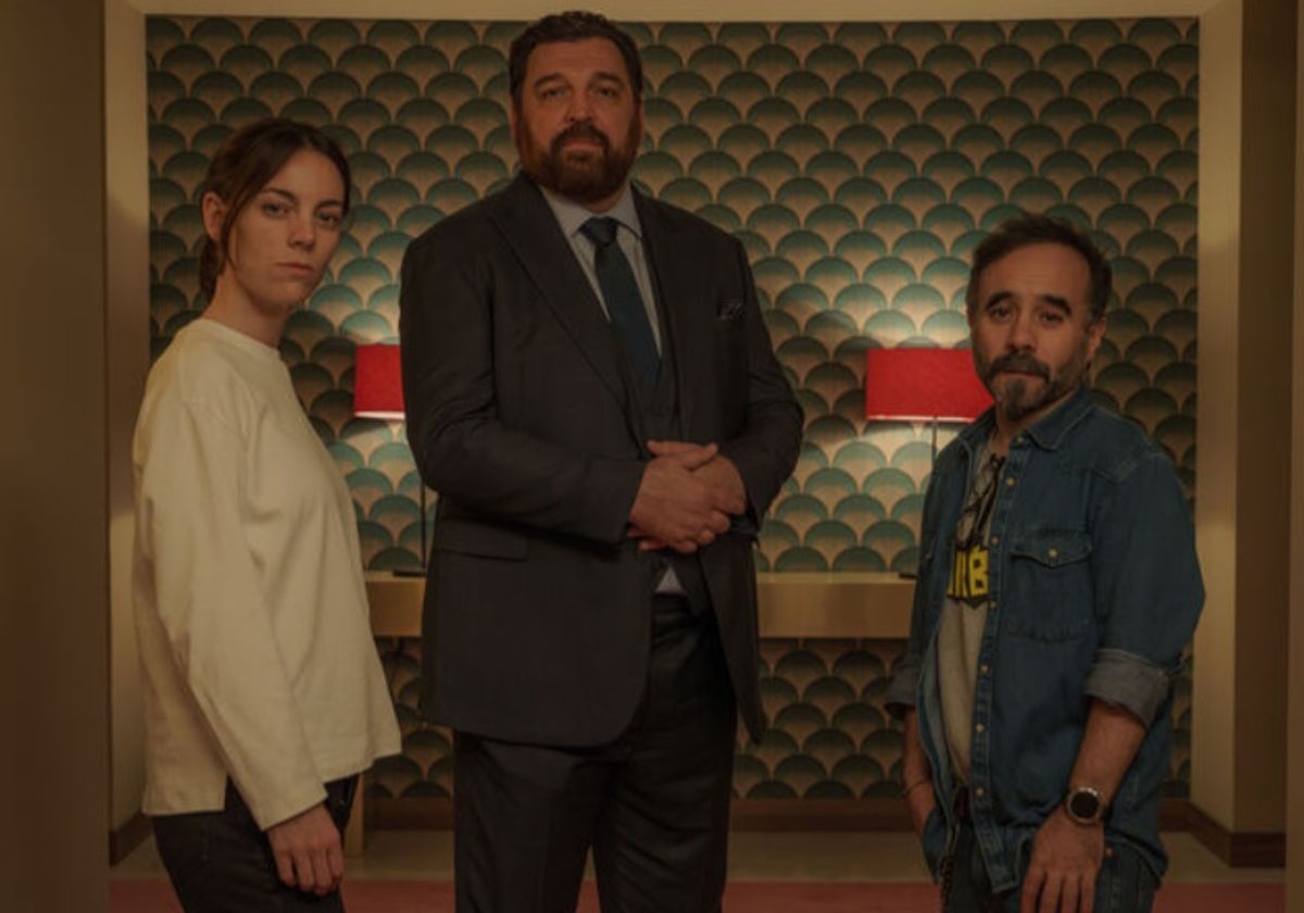 Vicky Luengo, Koldo Serra y Hovik Keuchkerian, en el rodaje de la segunda temporada.