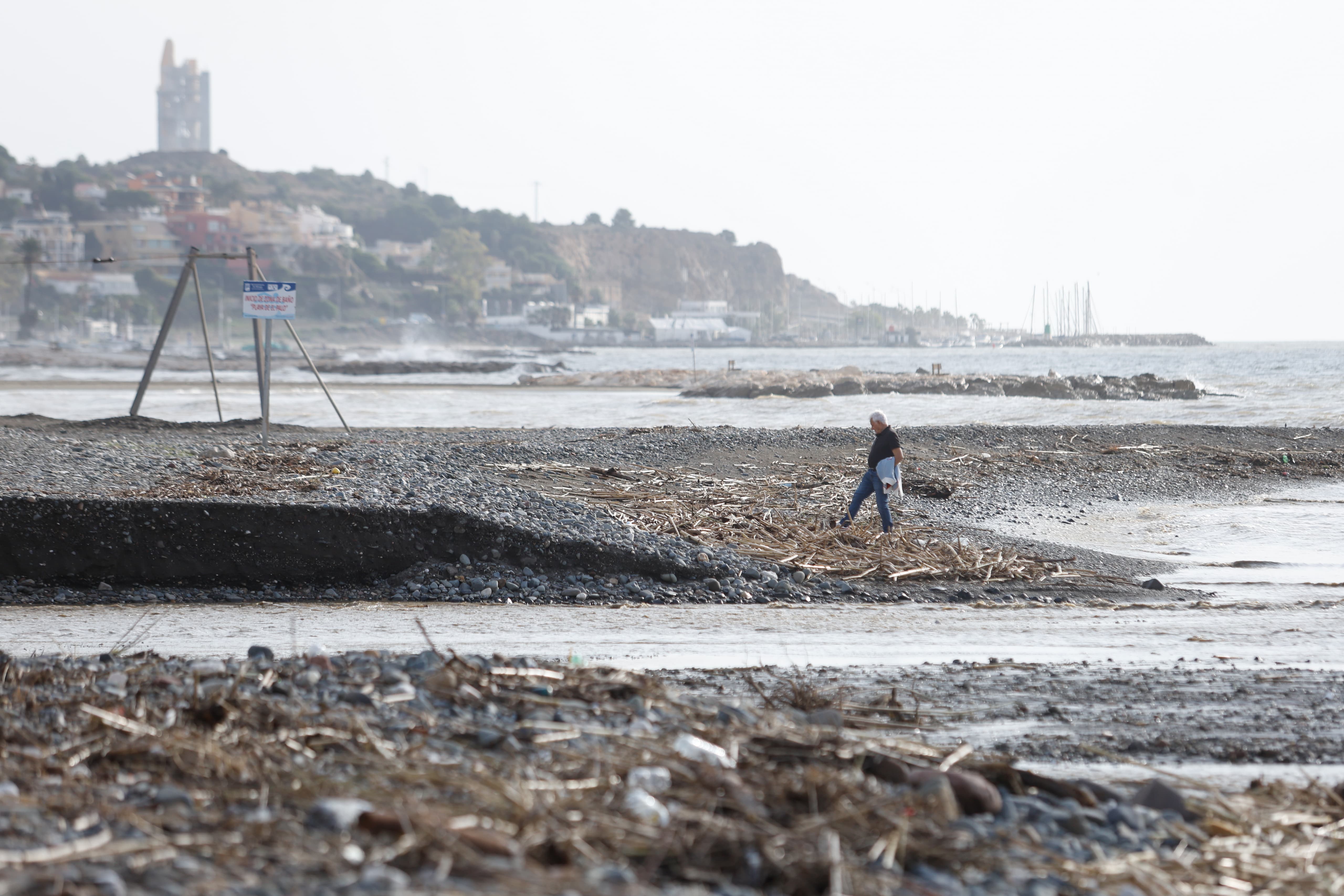 Así se encuentran las playas en Pedregalejo tras las fuertes lluvias.