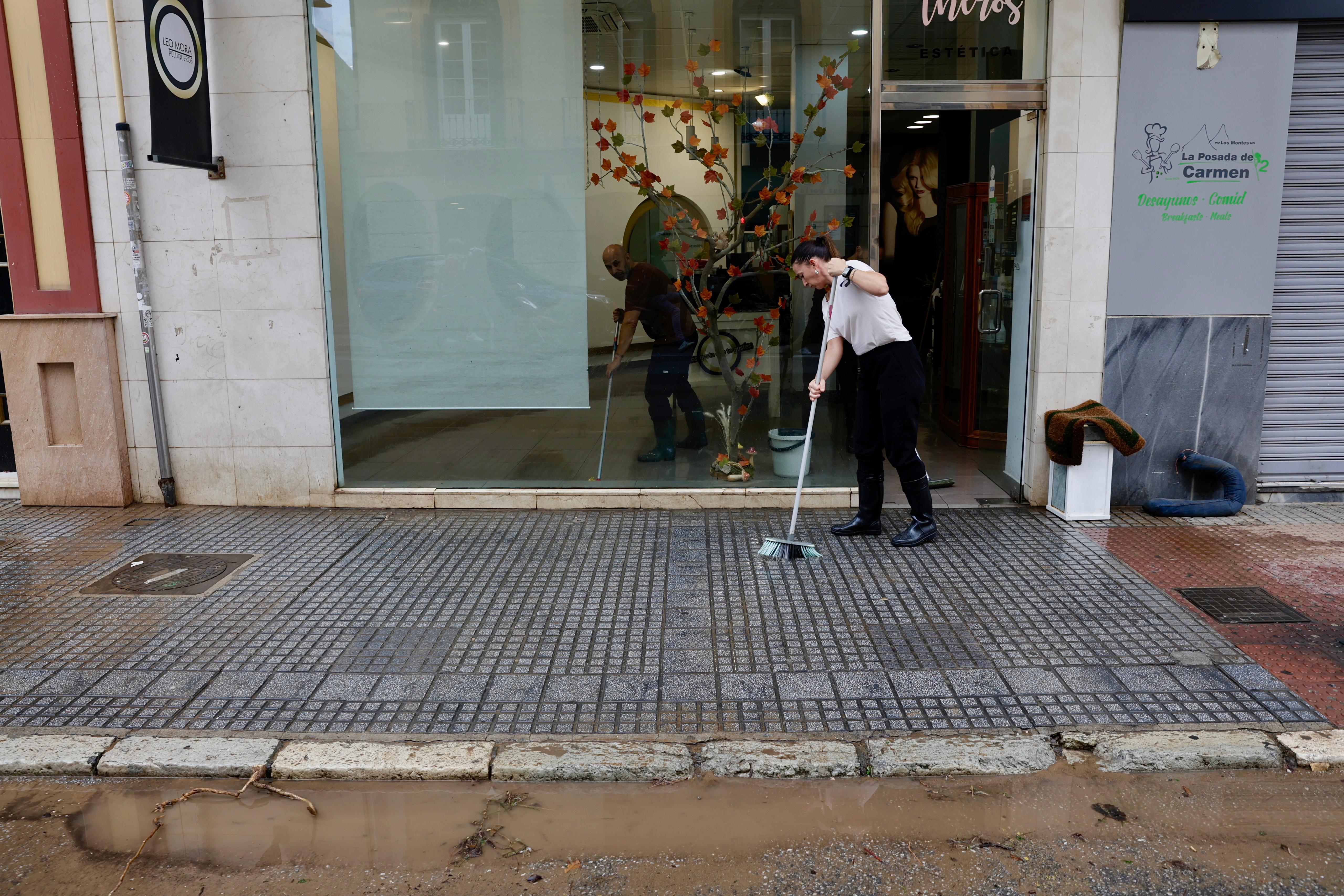 Los negocios se afanan en limpiar sus locales para recuperar la normalidad.