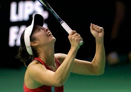 Ena Shibahara celebra su victoria ante Cristian, que iguala la serie entre Japón y Rumania en la Billie Jean King Cup.