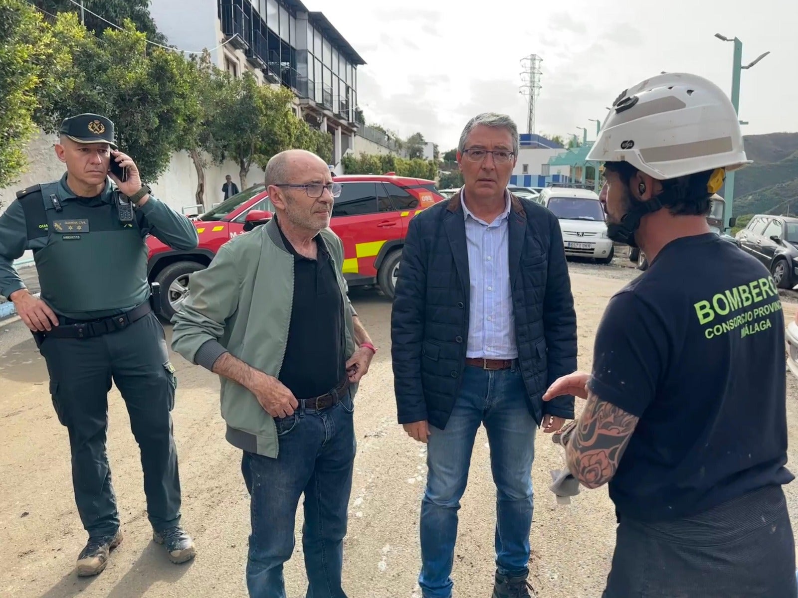 El presidente de la Diputación, Francisco Salado, durante una visita a Benamargosa para evaluar daños este jueves.