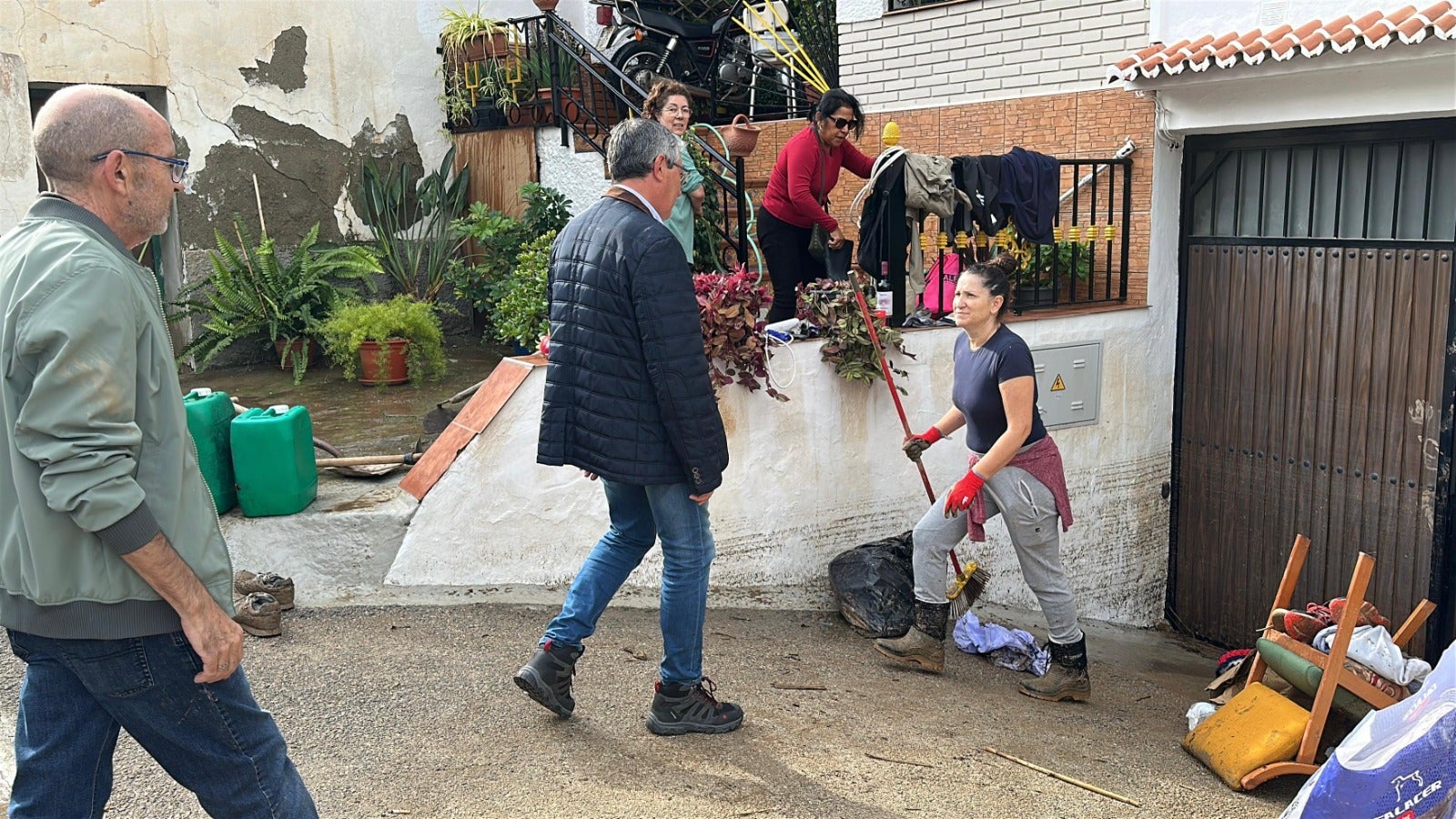 El presidente de la Diputación, Francisco Salado, durante una visita a Benamargosa para evaluar daños este jueves.