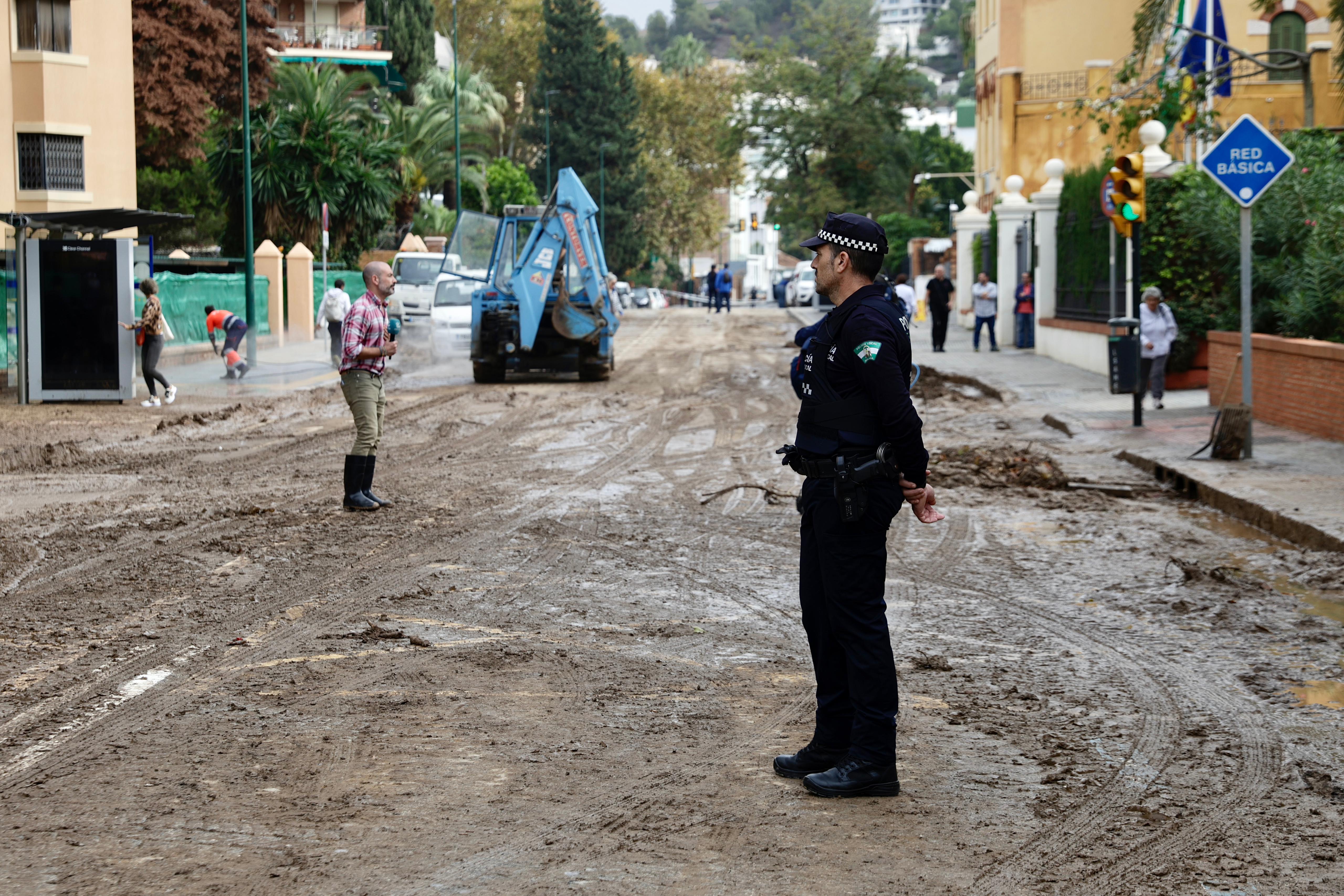 Operarios trabajan en la limpieza del paseo de Sancha y zona de El Limonar, donde quedan aún acumulados de barro y balsas de agua.