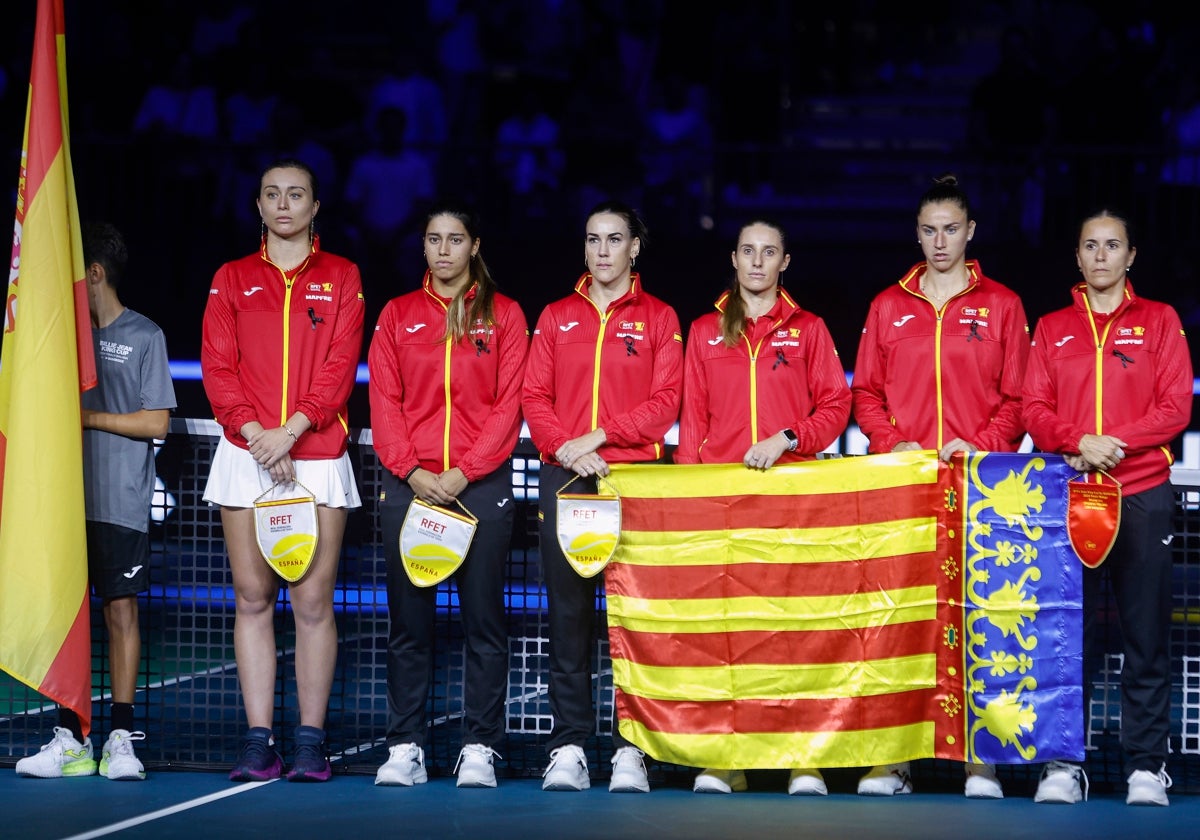 La selección española saltó a la pista con una bandera de la Comunidad Valenciana y su himno de fondo.