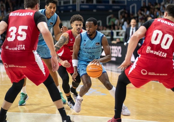 Jerrick Harding, rodeado por juagadores del UCAM Murcia el fin de semana pasado en Andorra.