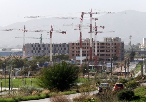 Obras de pisos de VPO que el Ayuntamiento construye al oeste de la Universidad.