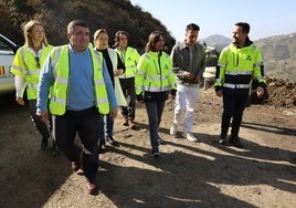 La consejera de Fomento, Rocío Díaz, en su visita este viernes a la carretera de Torrox a Cómpeta.