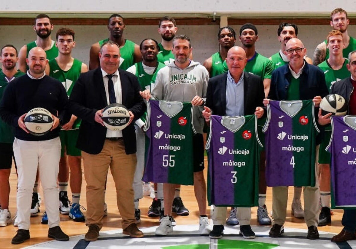 Directivos y jugadores del Unicaja posan con representantes institucionales de los pueblos afectados y los obsequios que han recibido por parte del club.