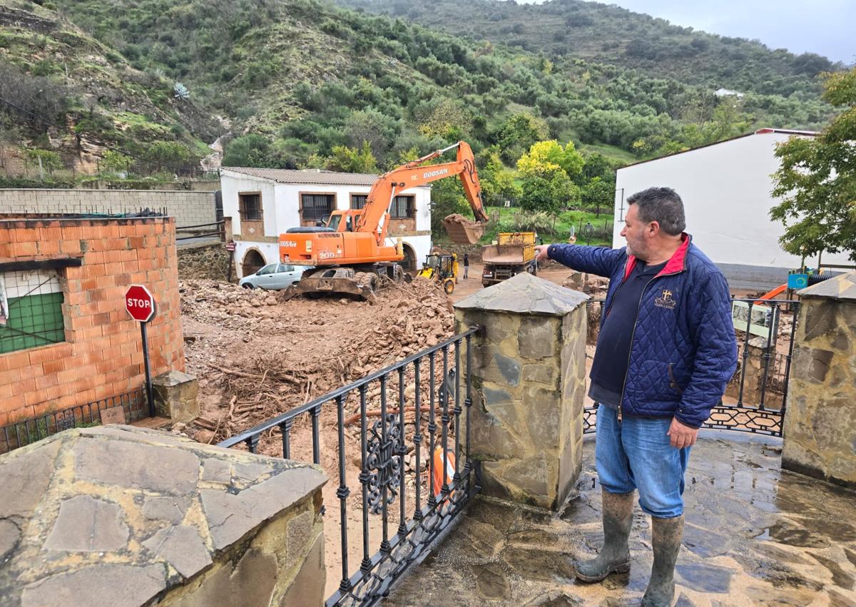 Imagen secundaria 1 - «Ha sido horrible, el agua alcanzó casi los dos metros... Estamos tirando palés enteros de productos»