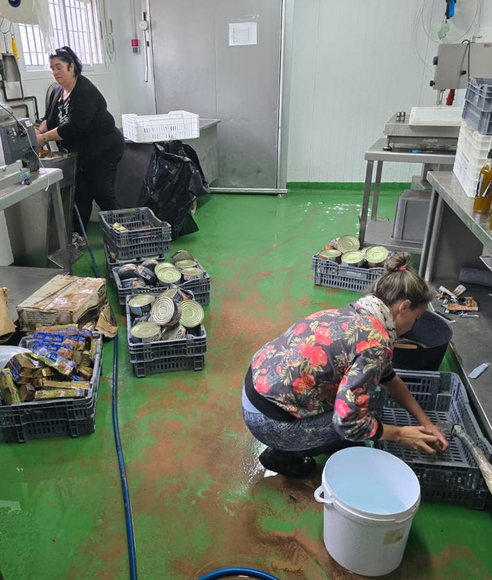 Imagen secundaria 2 - «Ha sido horrible, el agua alcanzó casi los dos metros... Estamos tirando palés enteros de productos»