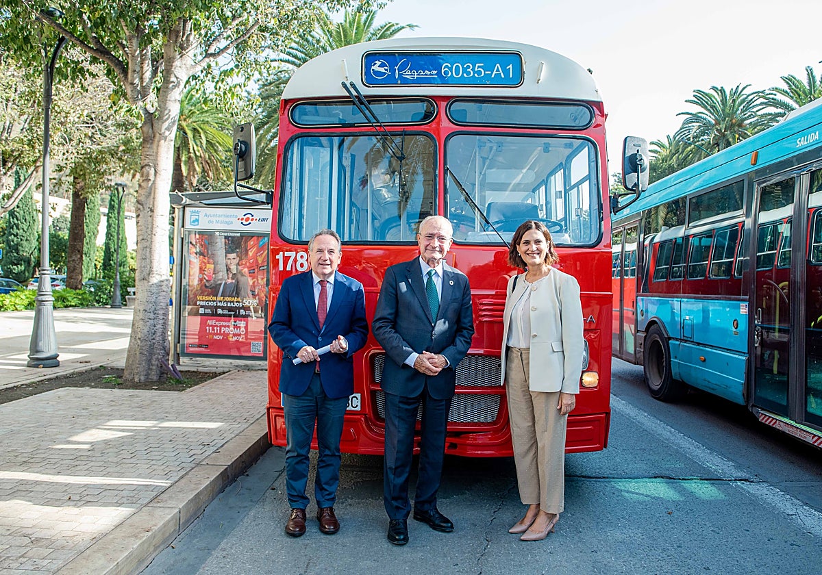 Miguel Ruiz, Francisco de la Torre y Trinidad Hernández, junto a uno de los autobuses históricos de la EMT.