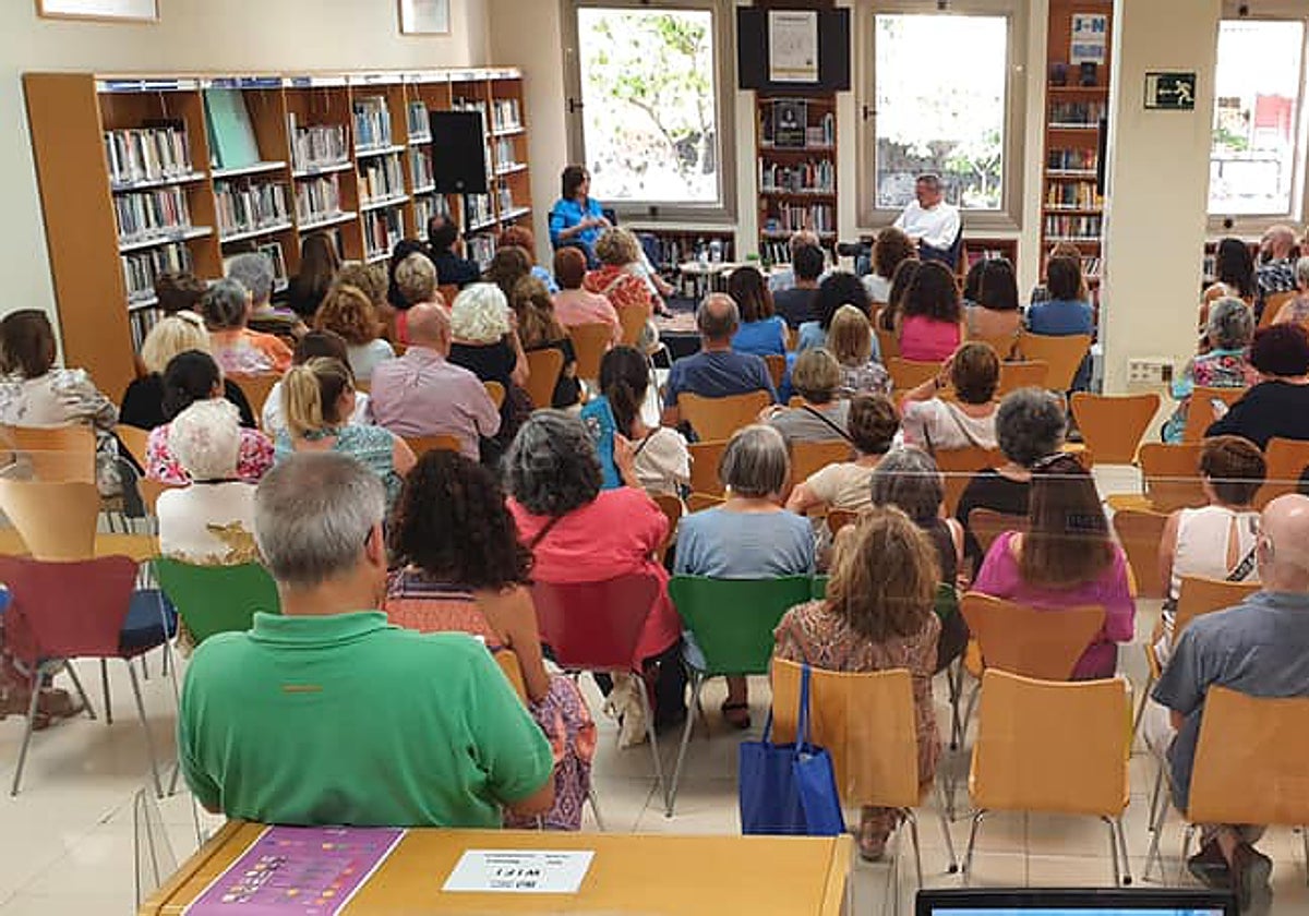 Encuentros con autores en una anterior edición de 'Fuengirola entre Letras'.