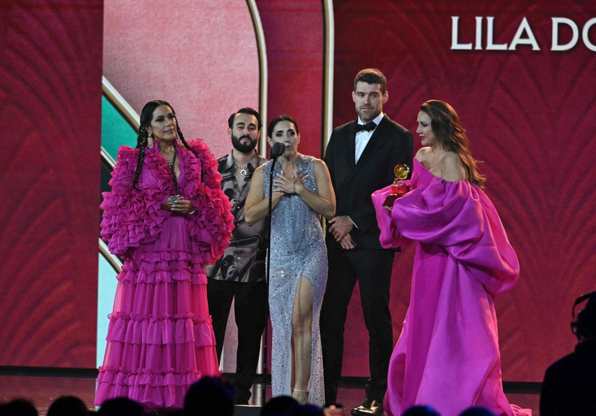 Niña Pastori, junto a Lila Downs y Soledad, artistas con las que ha grabado el disco.