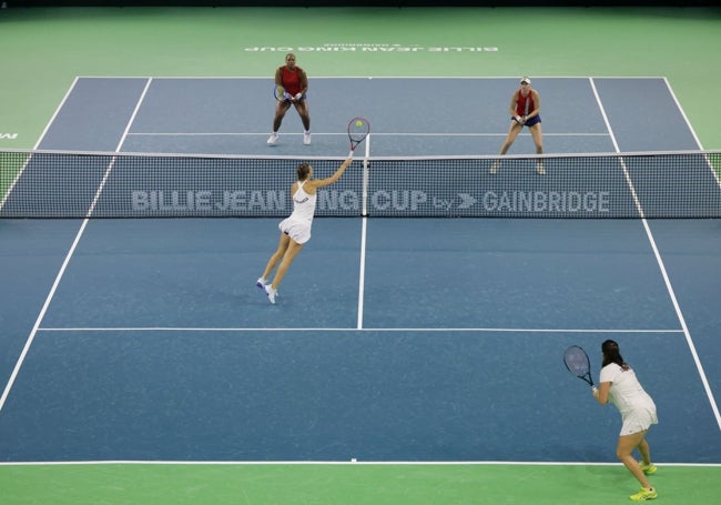 Un remate de Mihalikova en el duelo de dobles.