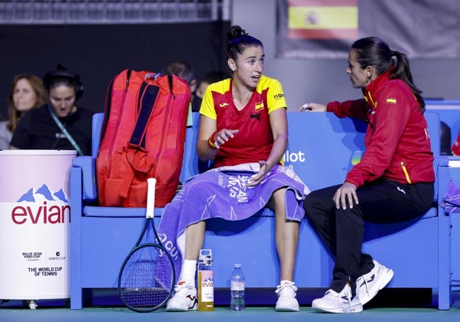 Sara Sorribes y Anabel Medina, en un descanso.