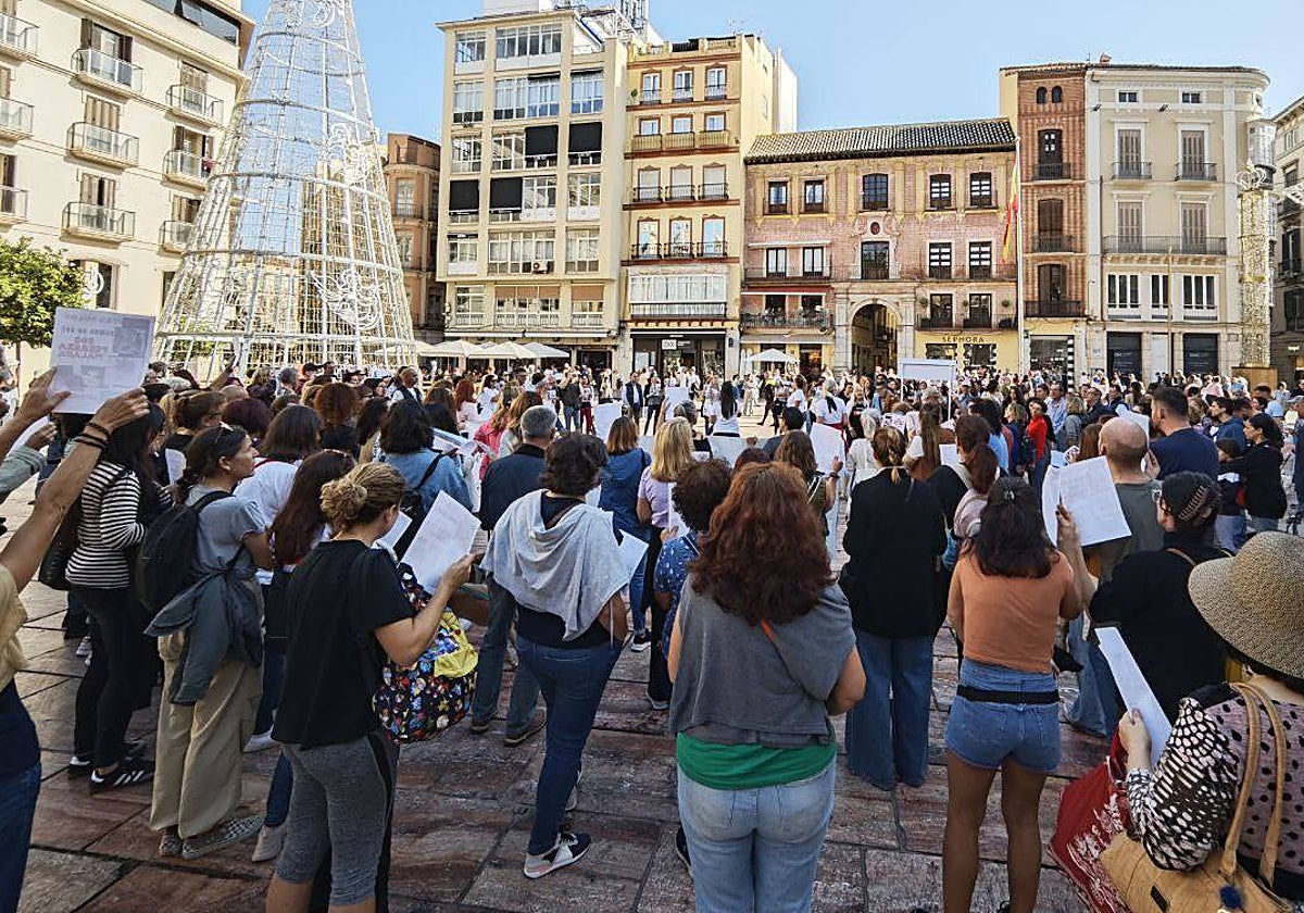 Un momento de la concentración convocada por SOS Perrera en la plaza de la Constitución.