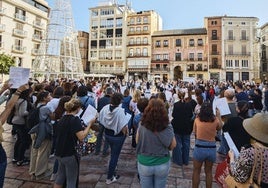 Un momento de la concentración convocada por SOS Perrera en la plaza de la Constitución.