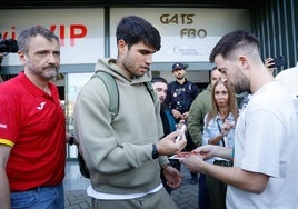 Carlos Alcaraz, en su llegada este mediodía a la terminal privada del Aeropuerto, rodeado de aficionados.