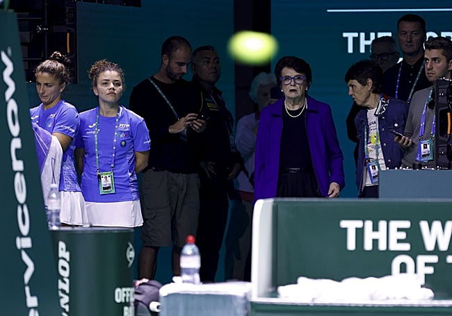 Las campeonas olímpicas Sara Errani y Jasmine Paolini, y Bilie Jean King (80 años), en pie siguiendo el entrenamiento de Nadal este sábado.