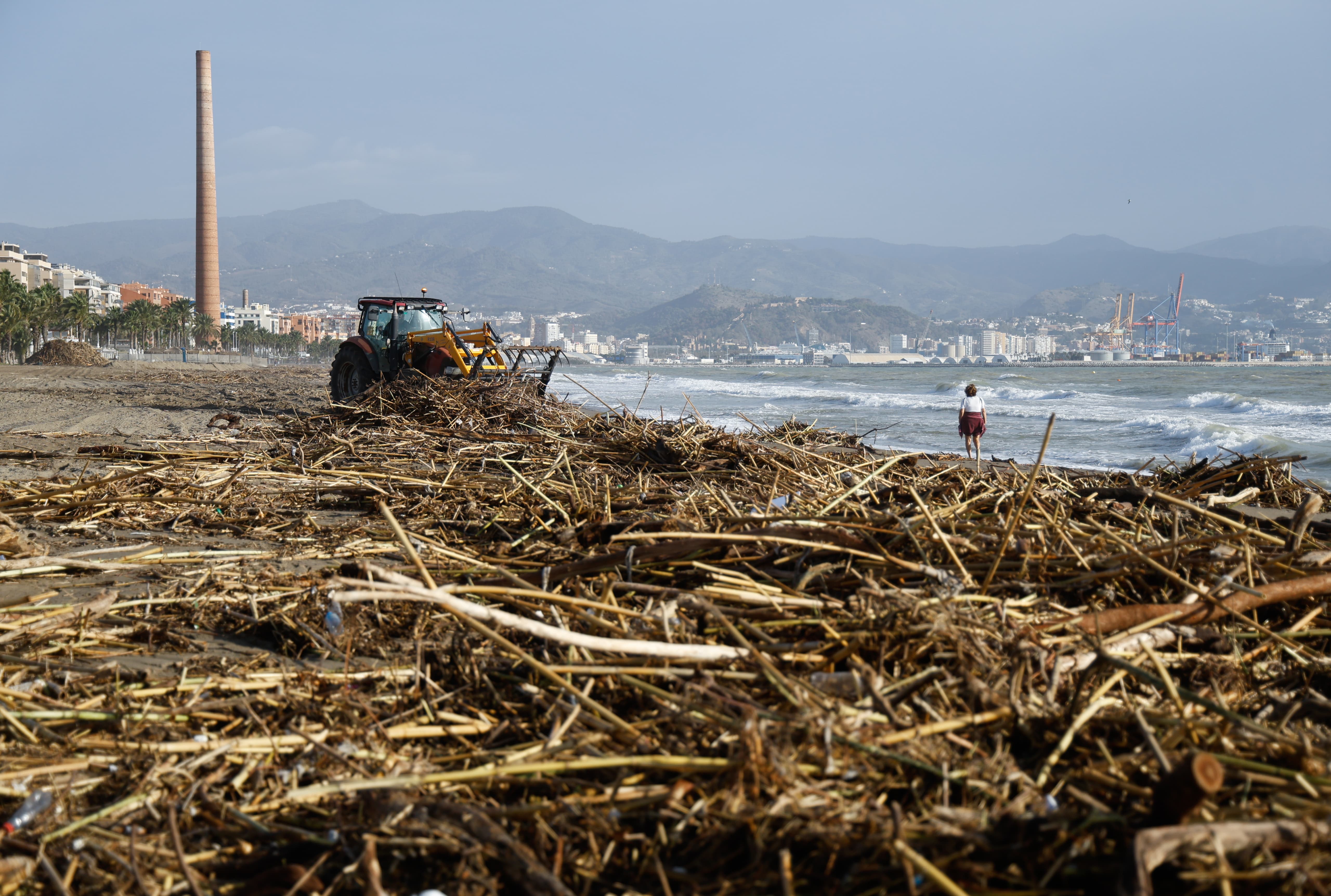 Arranca la limpieza de playas tras el paso de la DANA en Málaga