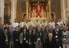 Hermanos mayores, sacerdotes y autoridades tras la misa inicial