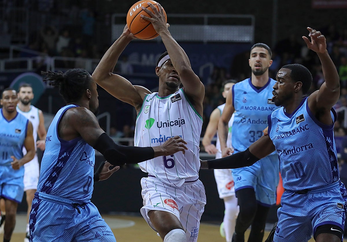 Kameron Taylor avanza hacia la canasta rodeado de jugadores del Andorra.