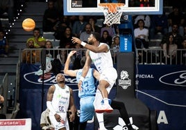 Melvin Ejim coloca un tapón en el partido contra el Andorra.