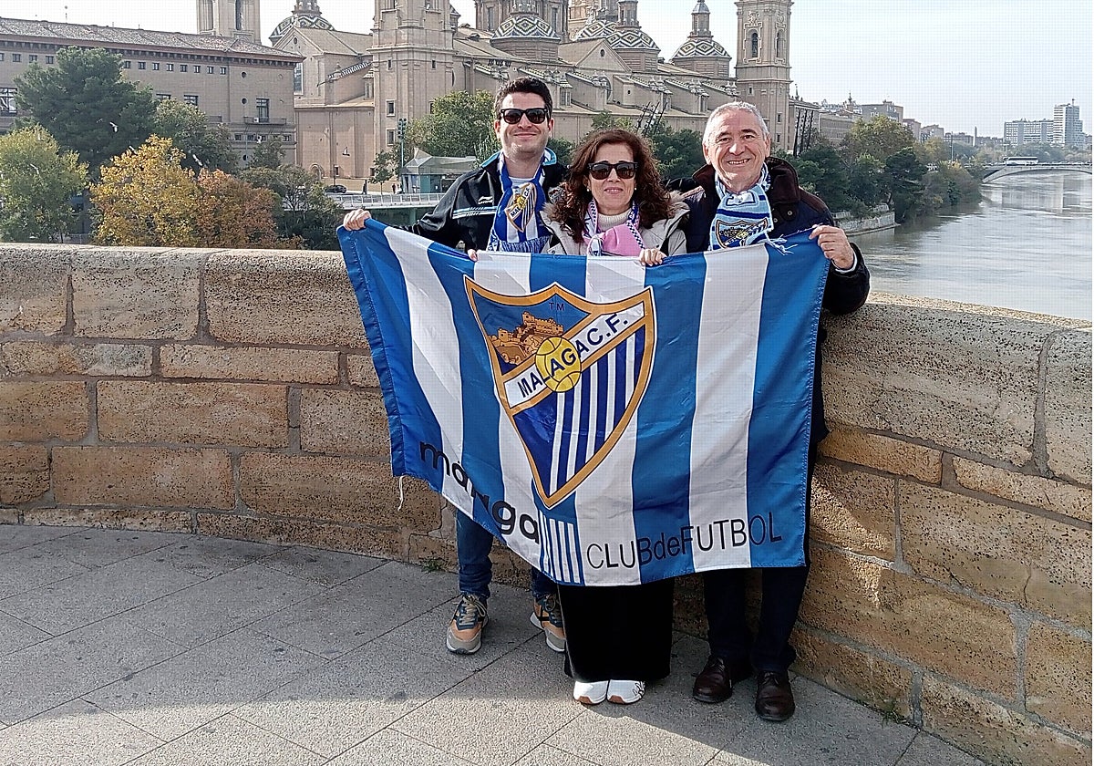 Tres aficionados del Málaga, en frente de la Catedral de la Virgen del Pilar.