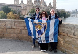 Tres aficionados del Málaga, en frente de la Catedral de la Virgen del Pilar.