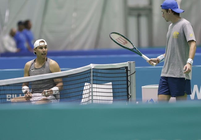 Rafa Nadal, ayer en el entrenamiento junto a Alex de Miñaur.