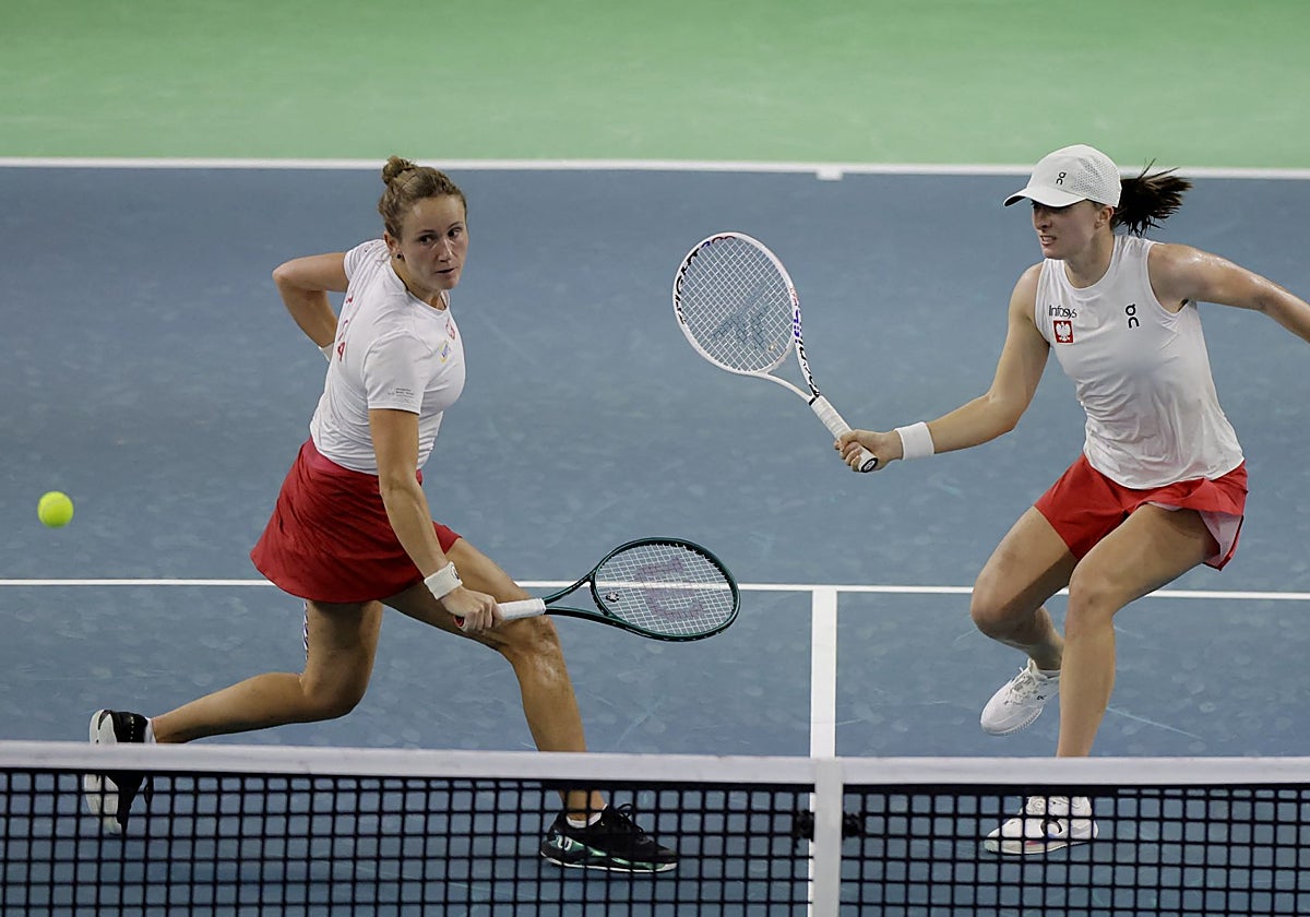 Katarzyna Kawa e Iga Swiatek, en el duelo decisivo de dobles que dio a Polonia su primera clasificación para semifinales en la Billie Jean King Cup.