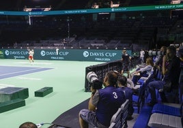 Rafa Nadal, al fondo en un entrenamiento, y numerosos medios gráficos sin perder detalle en la grada del Carpena.