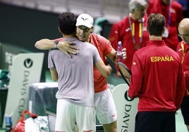 Rafa Nadal se abraza con Roberto Bautista, con el que tiene una gran relación, al comienzo del entrenamiento del viernes.