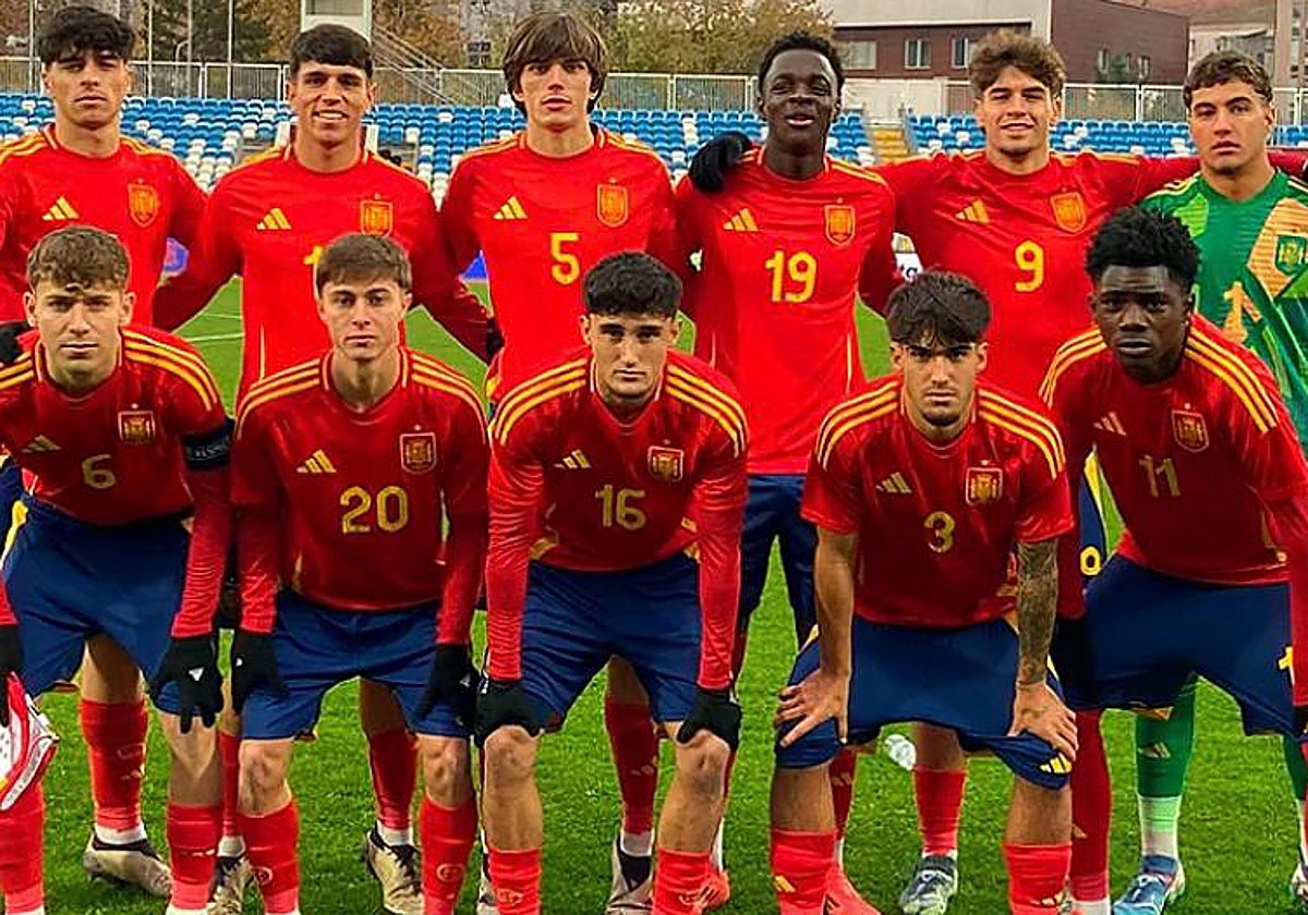 El once de España sub-19 frente a Kosovo, con Izan Merino como titular.