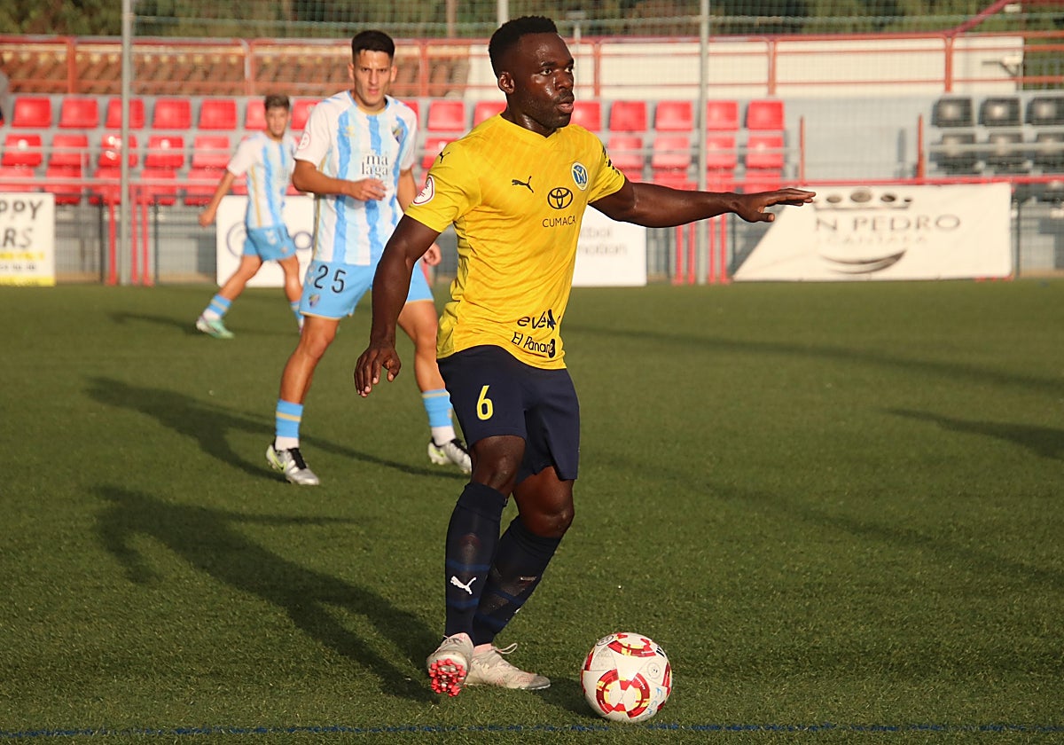 Essomba, jugador del Marbellí, controla el balón.