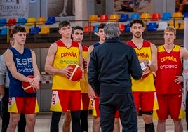 Saint-Supéry, a la izquierda, y Alberto Díaz, a la derecha, atienden a Sergio Scariolo en el primer entrenamiento de la selección en Guadalajara