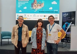 El director de Innovación del Ayuntamiento de Málaga, Antonio Quirós; la jefa de la Unidad de Innovación Social La Noria de la Diputación de Málaga, Resurrección Hernández, y fundador de Videojuegos sin Fronteras, Francesco Cavallari, en la inauguración del evento.