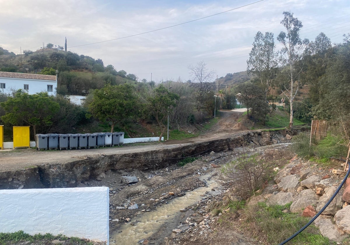 Los alrededores del CEIP Federico García Lorca tras las intensas lluvias.