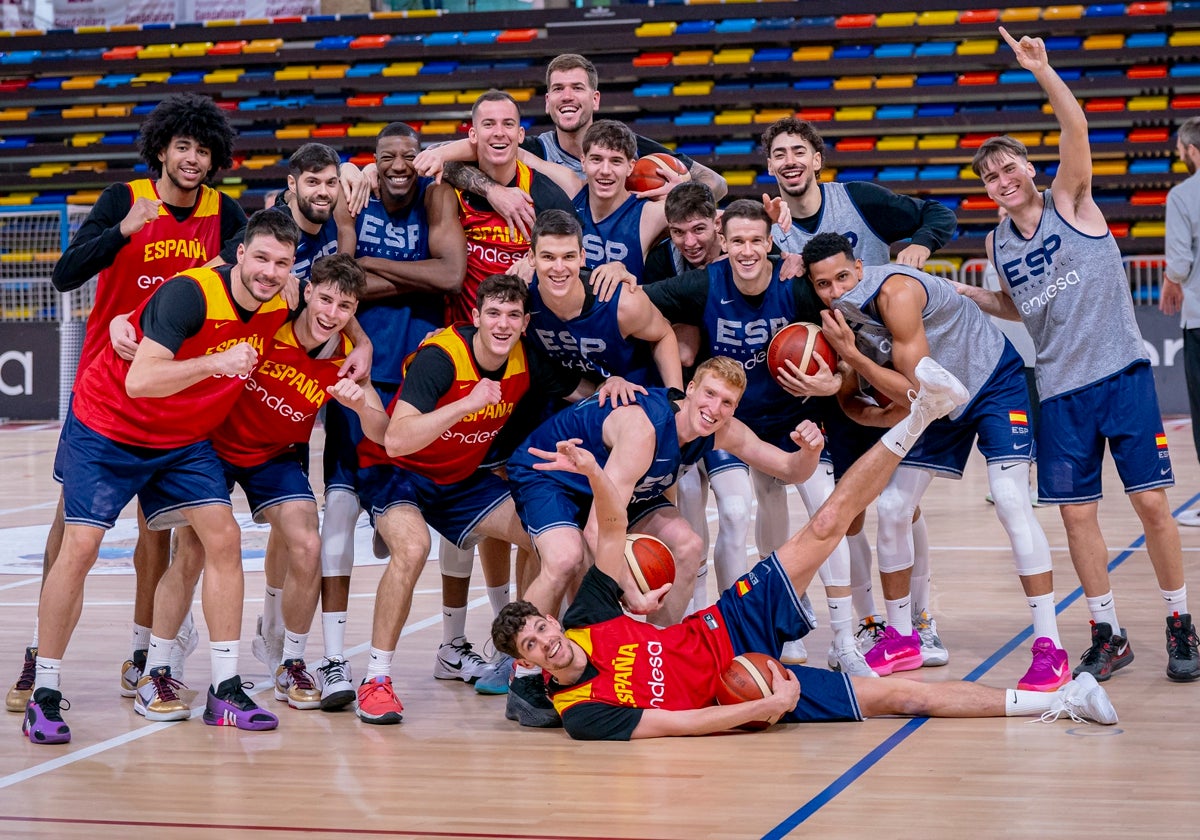 Los jugadores de la selección bromean tras el entrenamiento de este martes en Guadalajara.