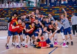 Los jugadores de la selección bromean tras el entrenamiento de este martes en Guadalajara.