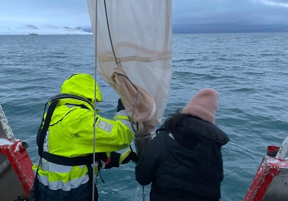 Investigadoras realizan un muestreo en las aguas del Polo Norte.