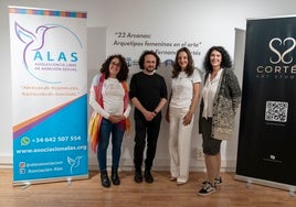 Responsables de ALAS con el artista autor de la muestra y la comisaria de la exposición.