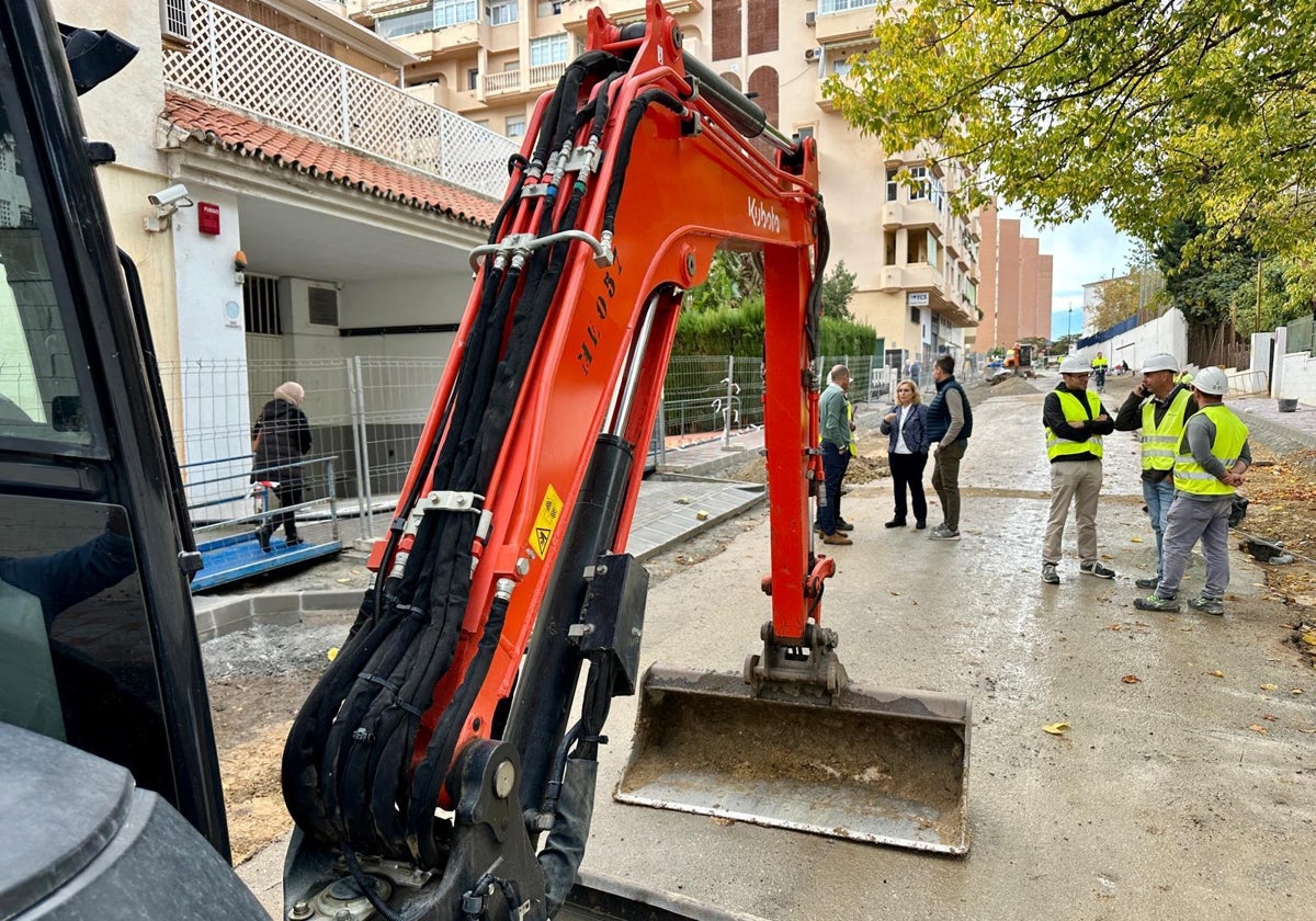La remodelación de la calle Feria de Abril de Fuengirola llega a su ecuador