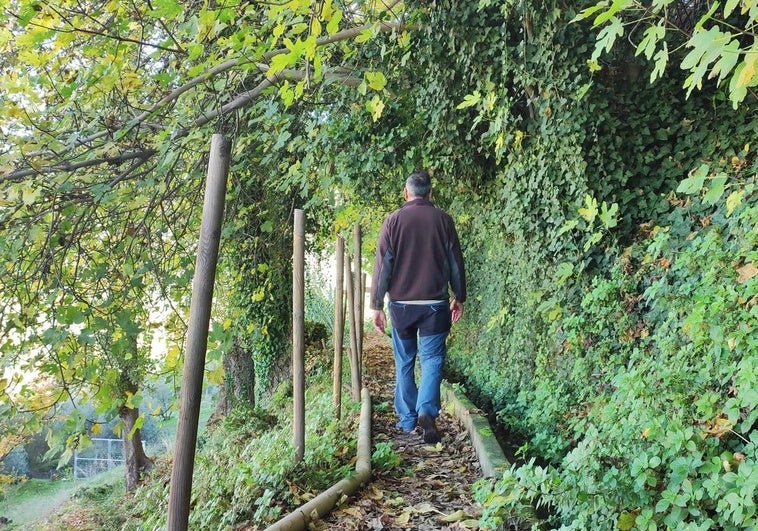 El sendero pasa junto a acequias, saltos de agua y manantiales con historia